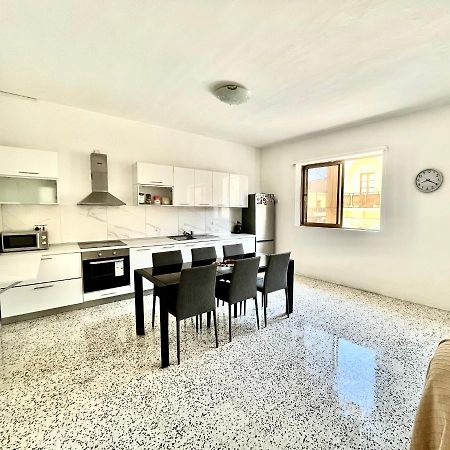 Camag Apartment - Very Close To Airport Birżebbuġa Bagian luar foto