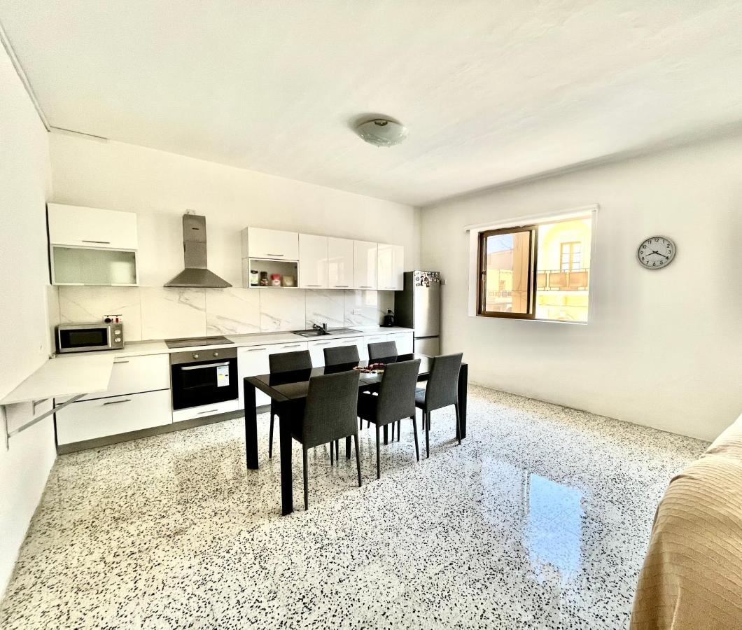 Camag Apartment - Very Close To Airport Birżebbuġa Bagian luar foto