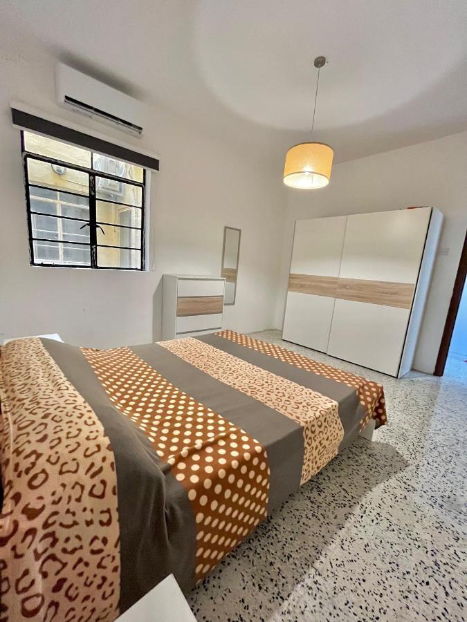 Camag Apartment - Very Close To Airport Birżebbuġa Bagian luar foto